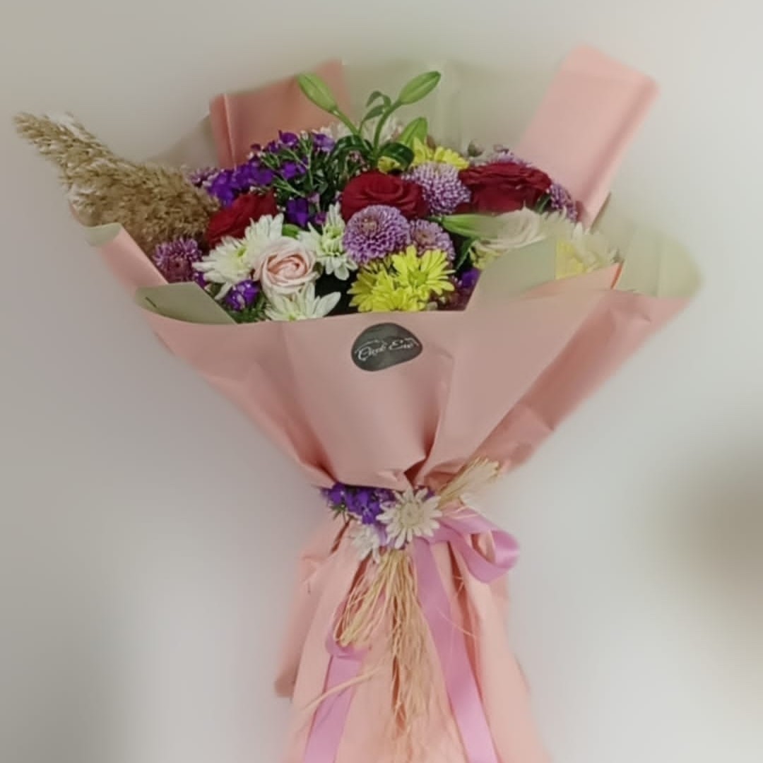 Bahar Esintisi Pembe Kurdele Detayli Renkli Cicek Demeti - Uşak Çiçek Evi